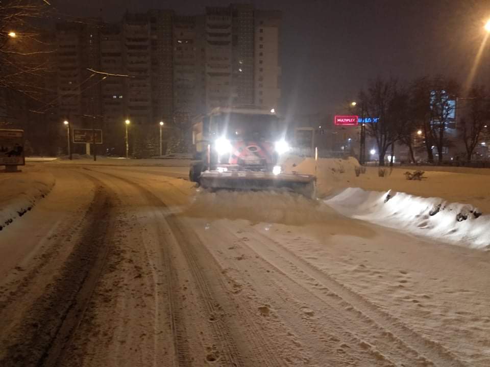 Циклон Днепру не помеха: коммунальщики обеспечивают беспрепятственное движение по дорогам города. Новости Днепра