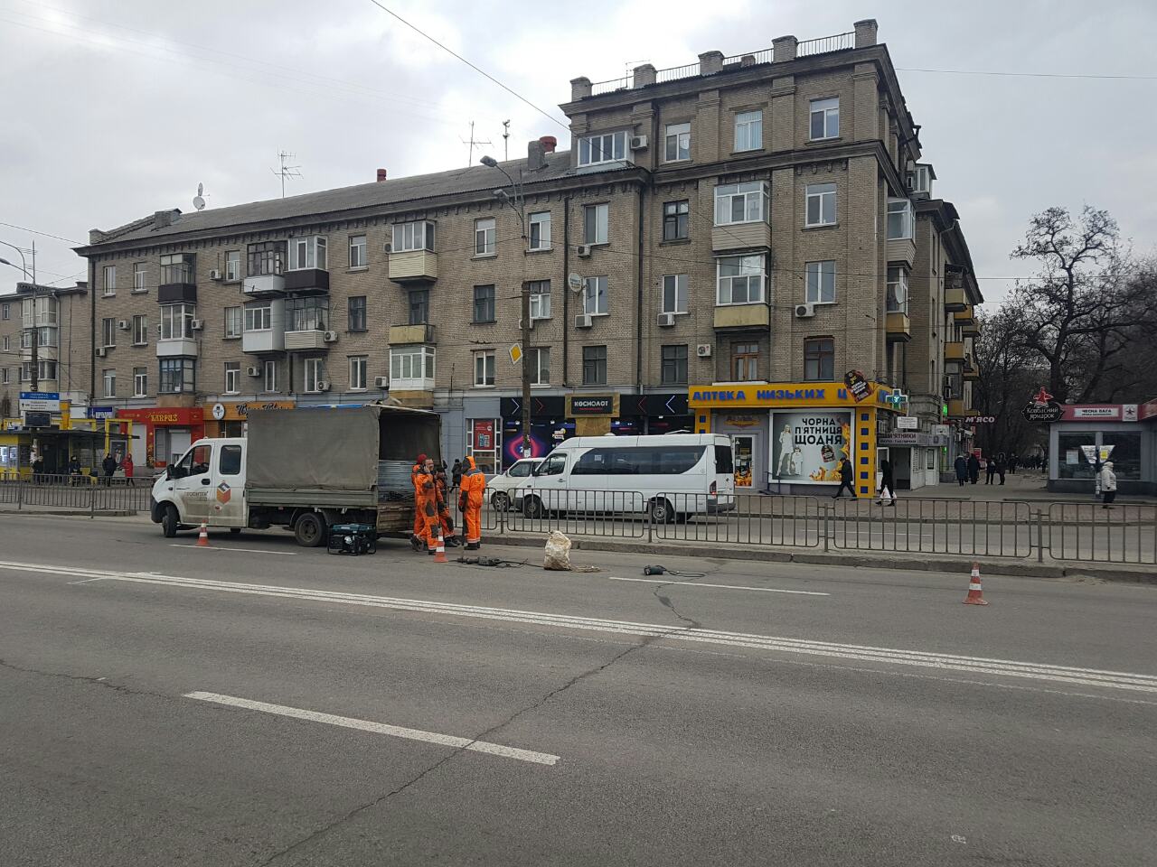 В Днепре на проспекте Слобожанском устанавливают новые ограждения для пешеходов. Новости Днепра