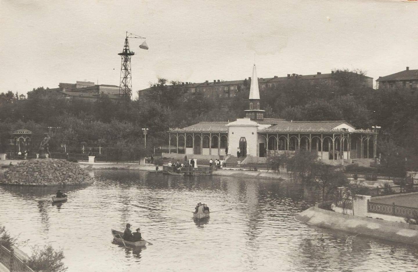 Гребные лодки, прыжки с парашютом и пароход: как отдыхали в главном парке Днепра 60 лет назад. Новости Днепра