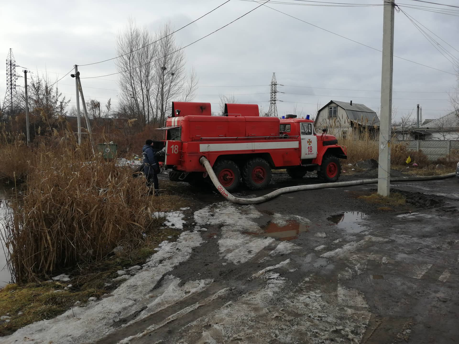 В Днепре спасатели 3-е суток ликвидируют стихийное бедствие в АНД районе. Новости Днепра