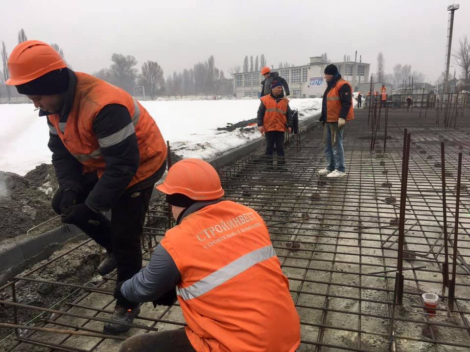 Несмотря на выходные и погоду: в Днепре реконструкция стадиона имени Петра Лайко идёт полным ходом. Новости Днепра