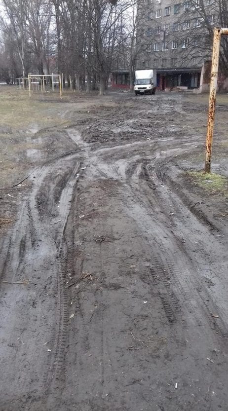 "Вид, как в Припяти": в Днепре водители превратили детскую площадку в болото. Новости Днепра