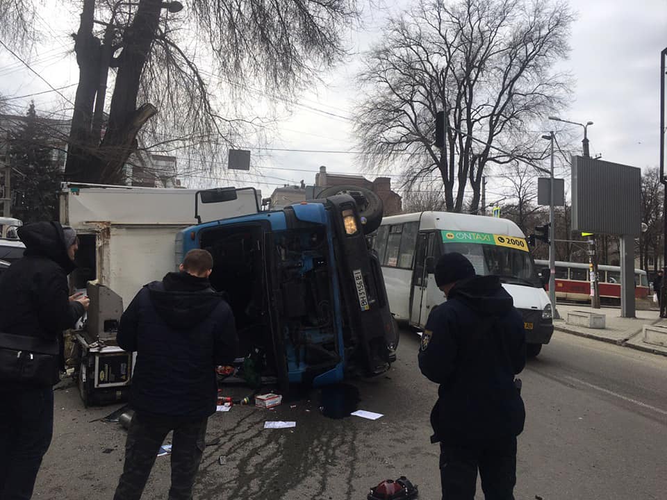 В центре Днепра перевернулся грузовик без тормозов. Новости Днепра