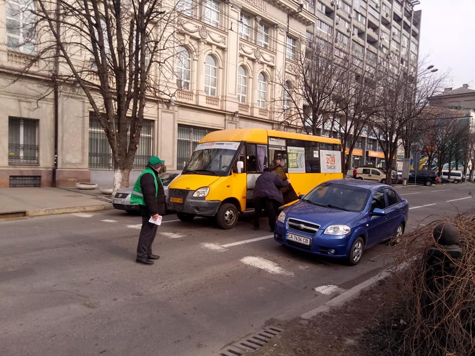 В Днепре у маршрутки на полном ходу оторвалась обшивка (Фото). Новости Днепра