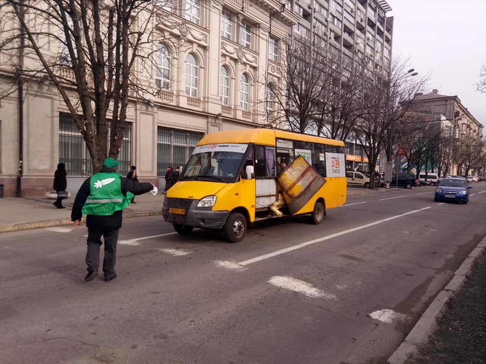 В Днепре у маршрутки на полном ходу оторвалась обшивка (Фото). Новости Днепра