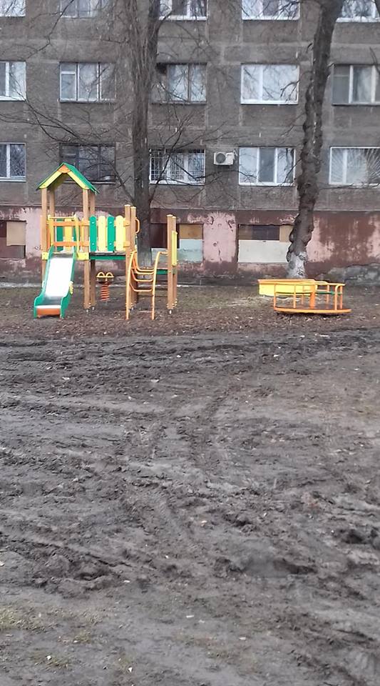 "Вид, как в Припяти": в Днепре водители превратили детскую площадку в болото (Фото). Новости Днепра