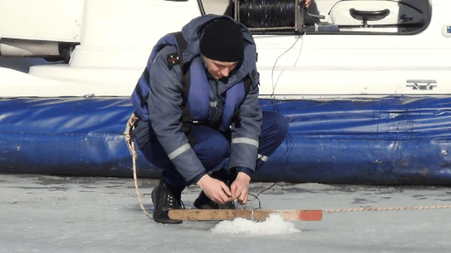 Спасатели начали "подрывать" лёд на Днепре. Новости Днепра