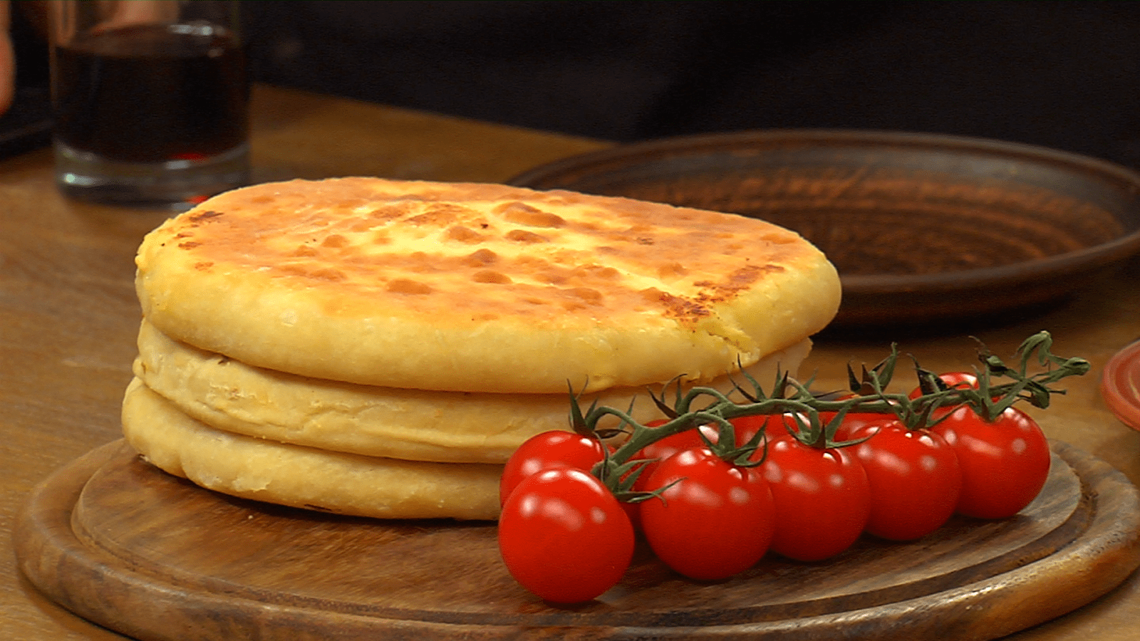 Хачапури с сыром на сковороде фото. Хачапури мчади. Грузинские лепешки хачапури. Лепешка с сыром хачапури. Грузинская лепешка с сулугуни.