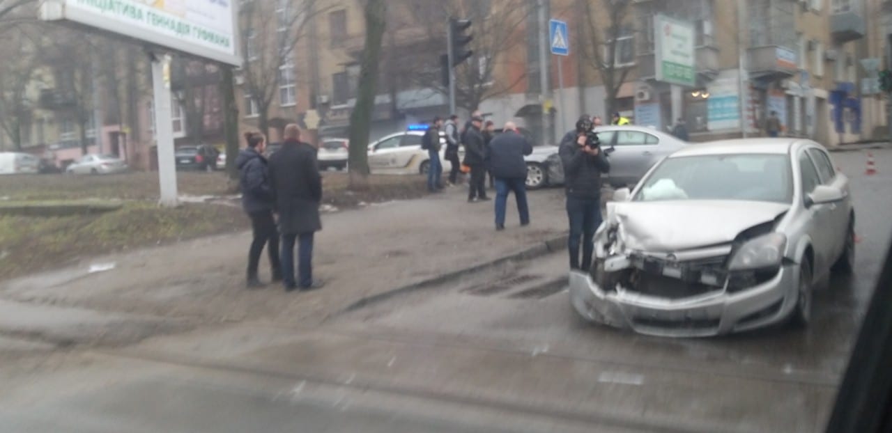 В Днепре на перекрестке ул. Воскресенской и ул. Святослава Хороброго столкнулись две иномарки: движение затруднено. Новости Днепра