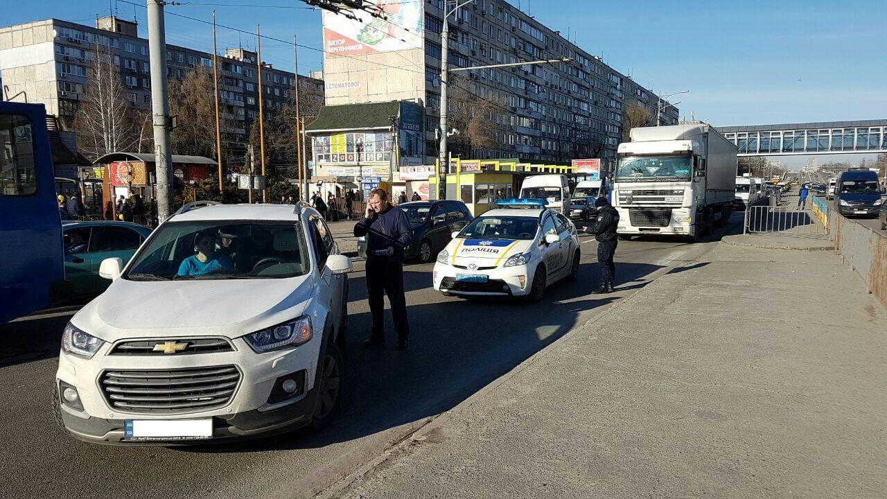 В Днепре на Воронцова внедорожник сбил мужчину: движение затруднено. Новости Днепра