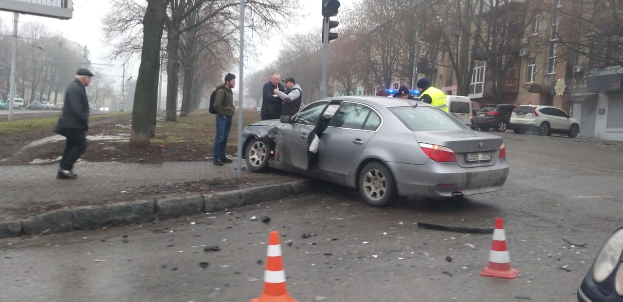 В Днепре на перекрестке ул. Воскресенской и ул. Святослава Хороброго столкнулись две иномарки: движение затруднено. Новости Днепра