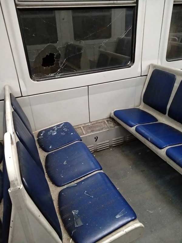 Разбитые стекла и срыв стоп-крана: вандалы уничтожили новый вагон в электричке Днепра. Новости Днепра