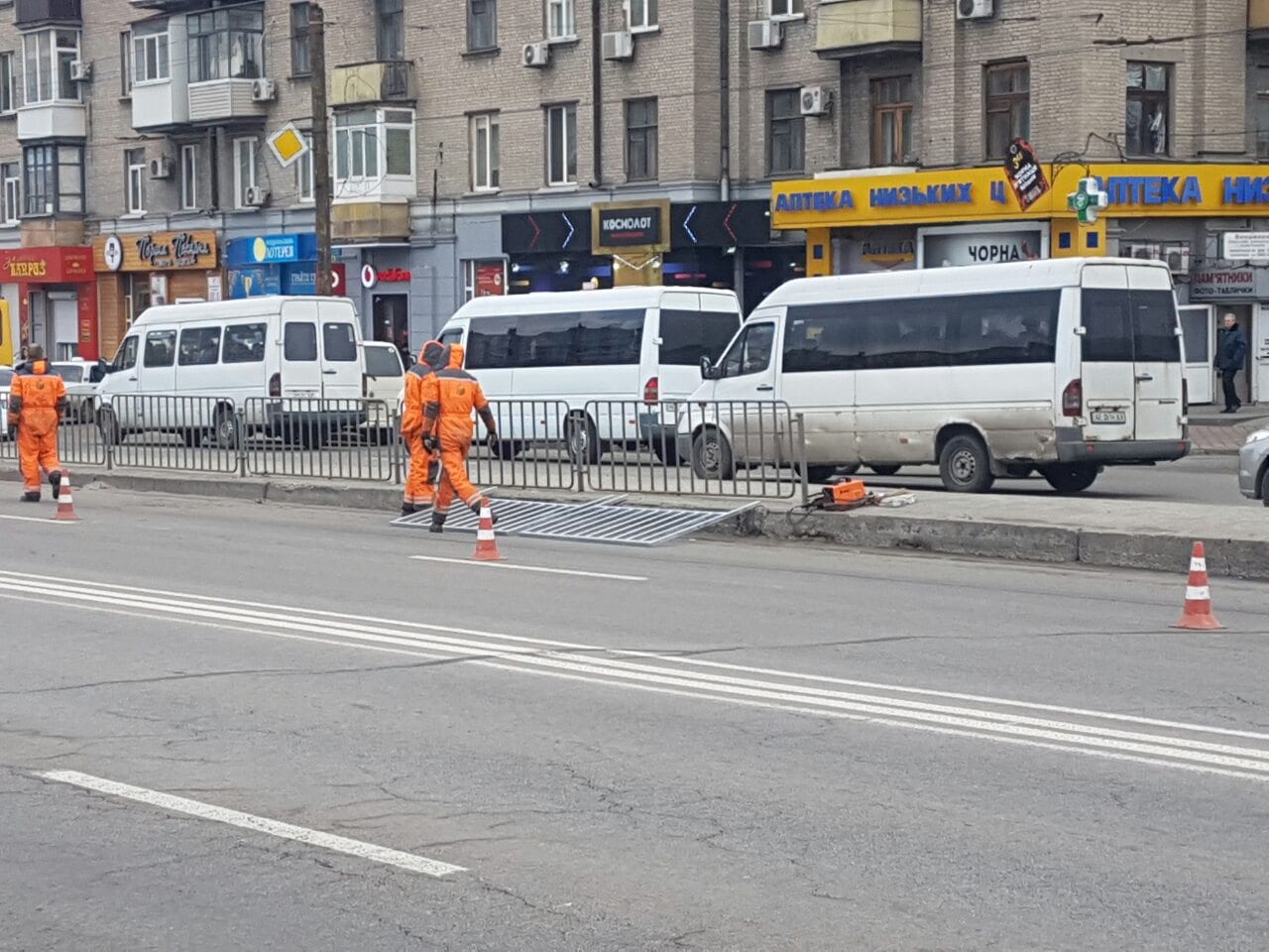 В Днепре на проспекте Слобожанском устанавливают новые ограждения для пешеходов. Новости Днепра