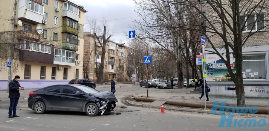 В Днепре на центральном перекрестке столкнулись два автомобиля: движение затруднено. Новости Днепра