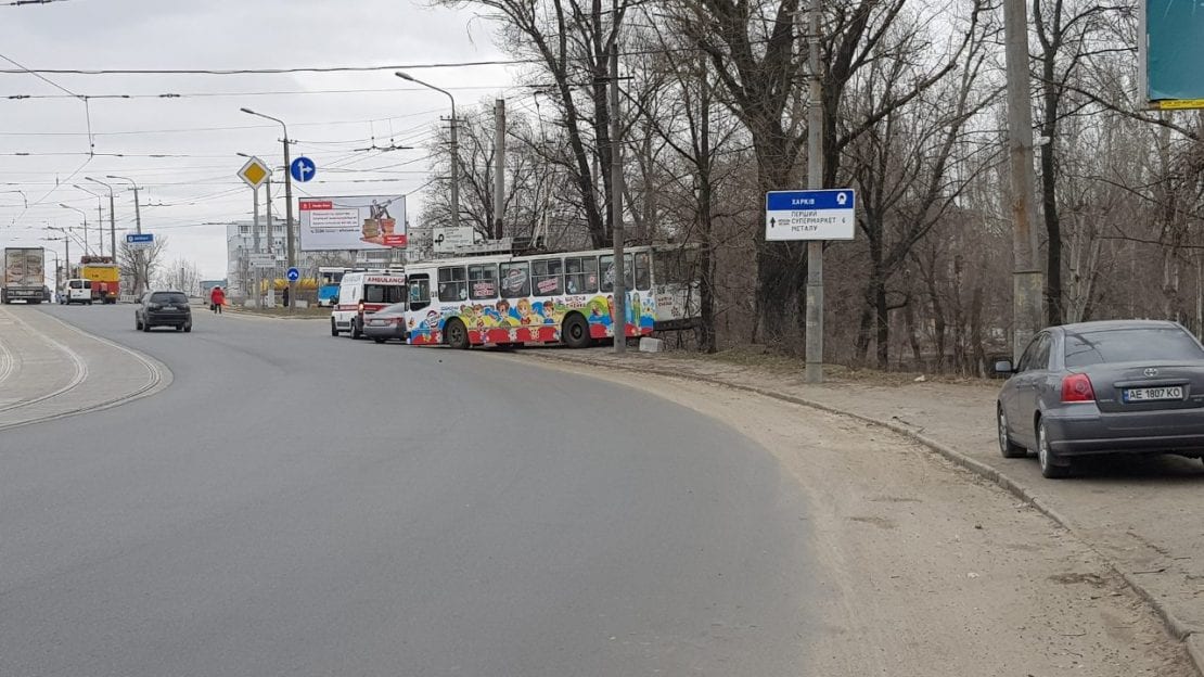 Водитель потерял сознание: в Днепре троллейбус на полном ходу слетел с дороги. Новости Днепра