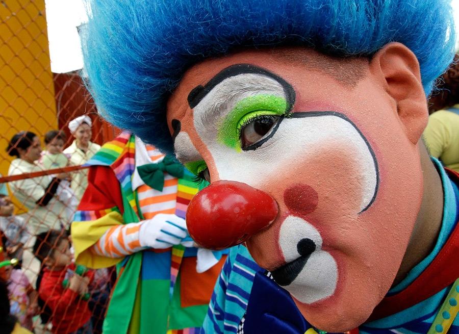 Парад больничных клоунов в Днепре: море позитива и смешные носики. Новости Днепра