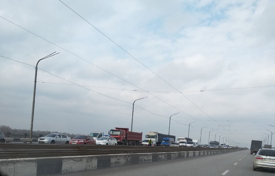 ДТП на Кайдакском мосту: в сторону правого берега образовалась пробка (ФОТО). Новости Днепра