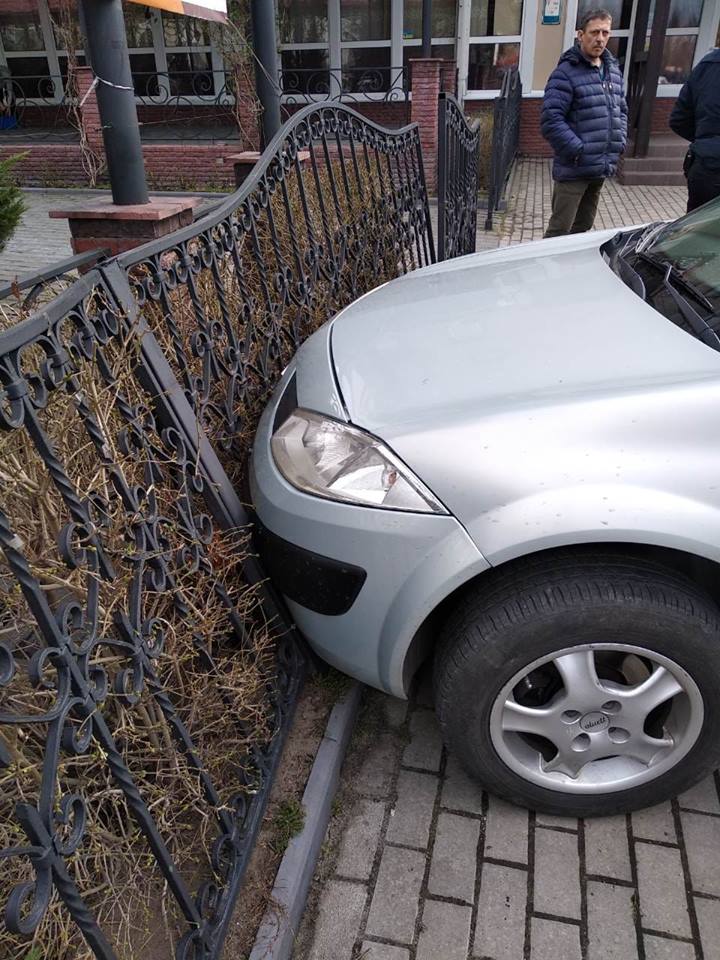 По следам Зайцевой: в Днепре автомобиль вылетел на тротуар