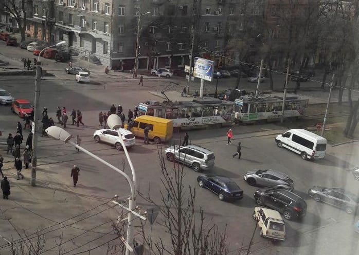 ДТП в Центре Днепра: фургон Ford парализовал движение транспорта. Новости Днепра