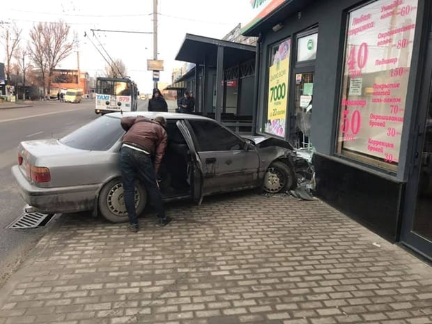 В Днепре на полном ходу машина протаранила магазин. Новости Днепра