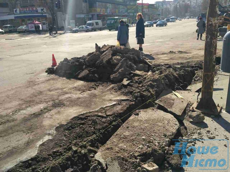 В Днепре на Победе меняют все старые бордюры. Новости Днепра