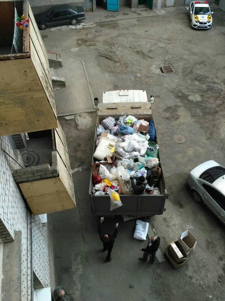В Днепре на ж/м Красный Камень из квартиры местной жительницы вывезли тонну мусора (ФОТО). Новости Днепра
