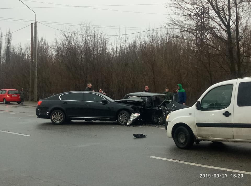 На ж/м Тополь произошла серьезная авария: пострадало 4 человека. Новости Днепра