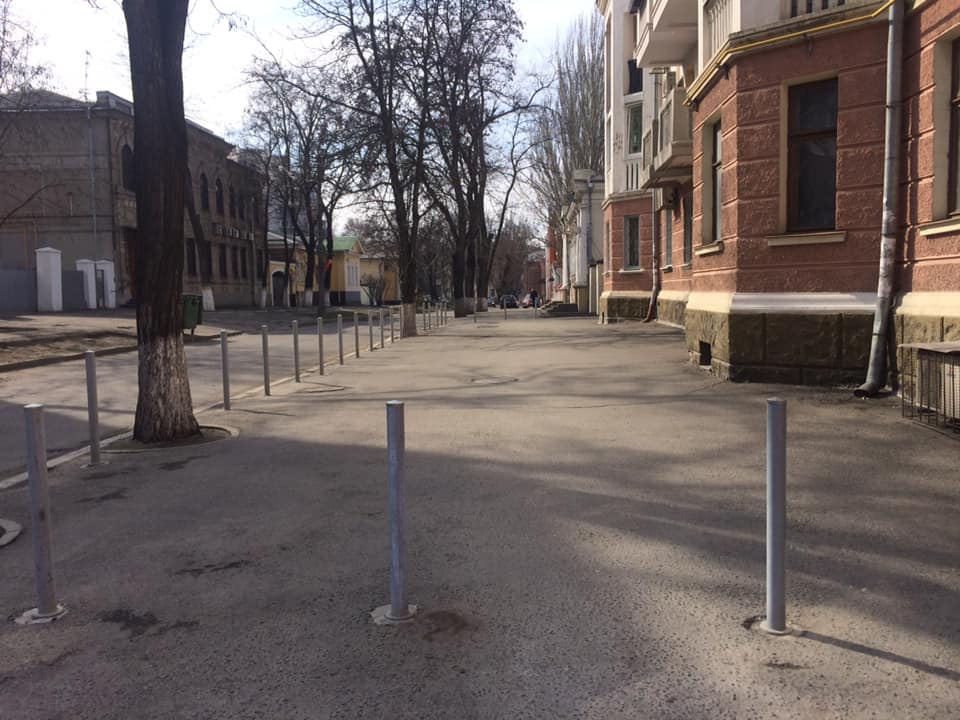 На радость пешеходам: на центральной улице Днепра установили антипарковочные столбики. Новости Днепра