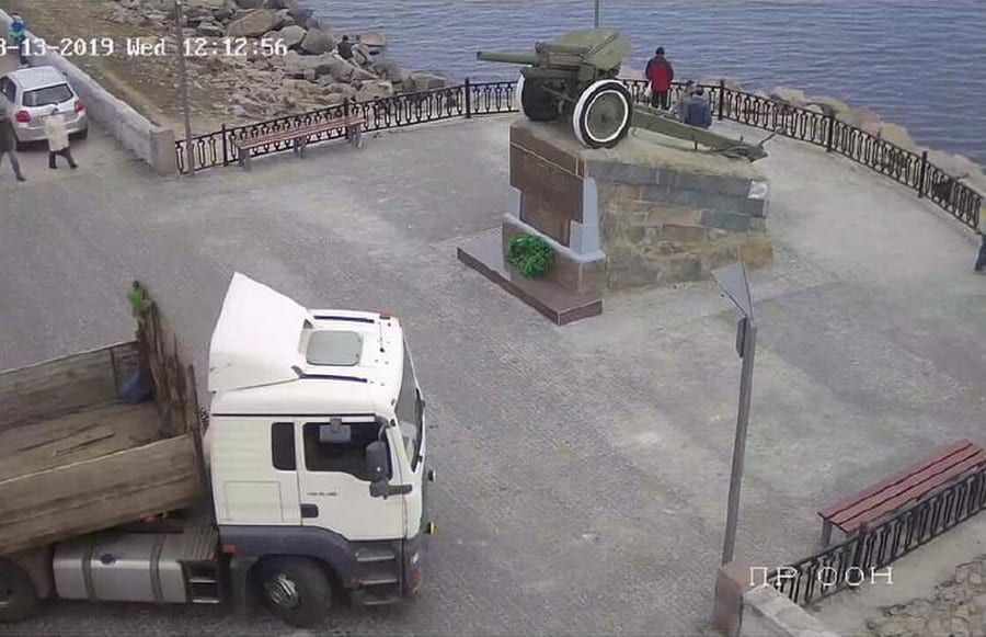 В Никополе грузовик "заблудился" на дамбе и изуродовал новенькую брусчатку. Новости Днепра