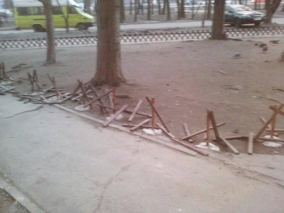 В Днепре на ж/м Тополь-1 вандалы уничтожили новый забор. Новости Днепра