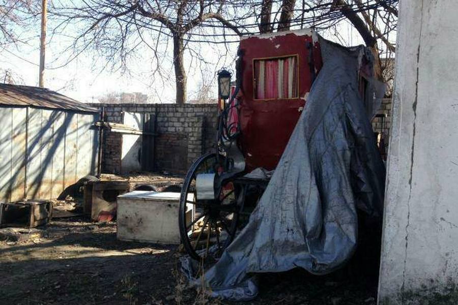 В одном из дворов Днепра "припарковалась" старая карета (фото). Новости Днепра