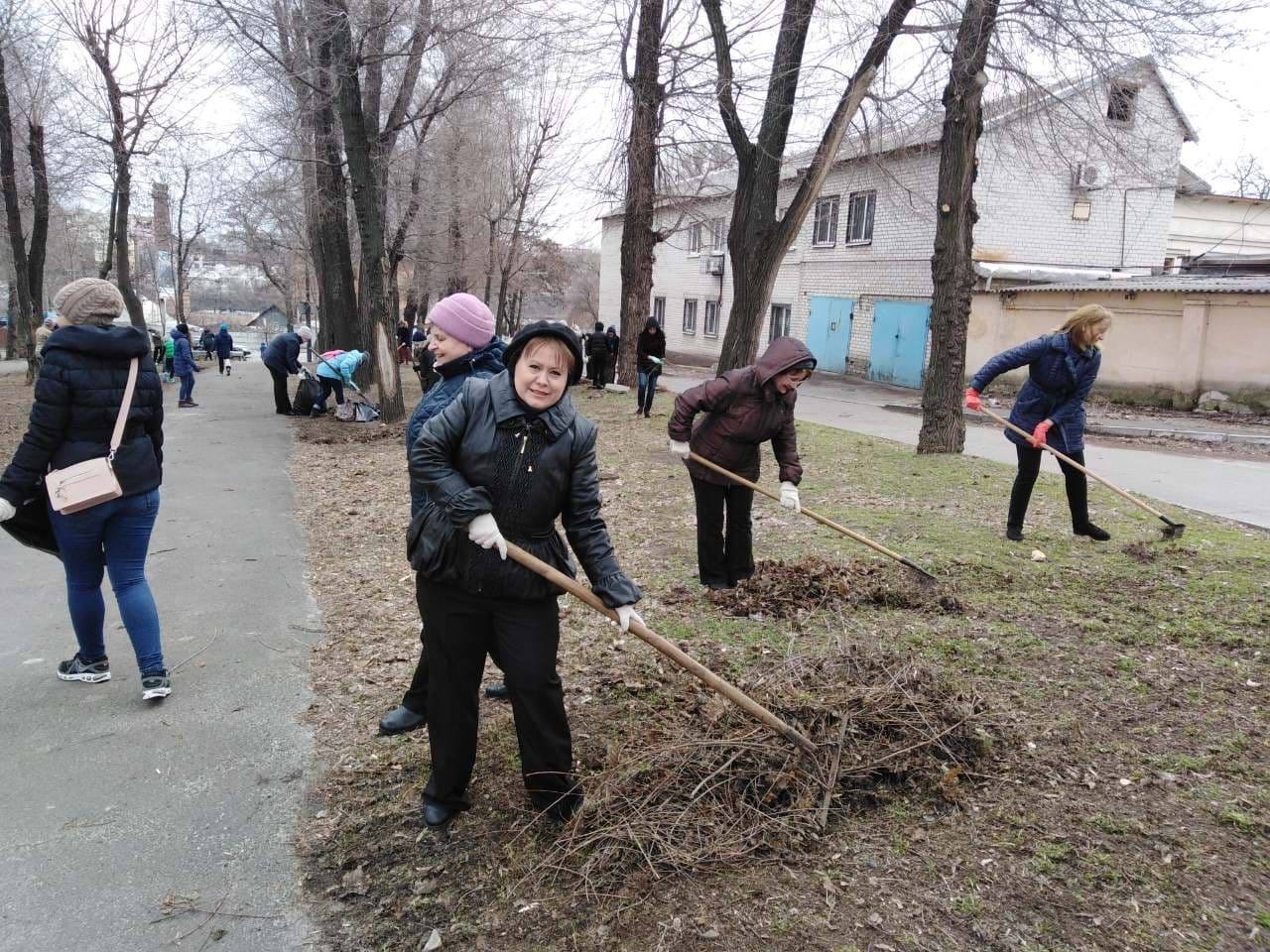 Погода не помеха: днепряне вышли на субботник. Новости Днепра