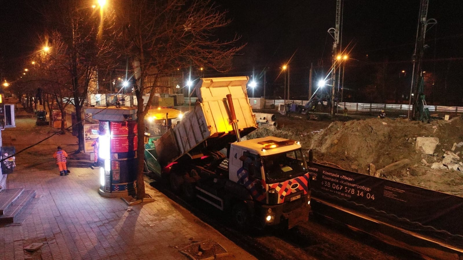 Пока весь Днепр спит: коммунальщики темной ночью укладывают асфальт на центральном проспекте. Новости Днепра