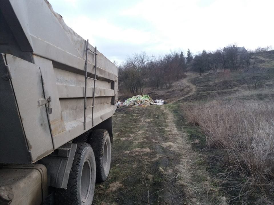 Под Днепром неизвестный вывалил гору гнилых продуктов под носом у местных жителей. Новости Днепра