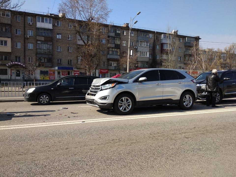 ДТП на Слобожанском: столкнулись 4 авто, образовалась пробка. Новости Днепра