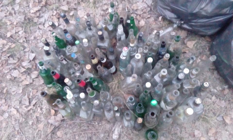 "Глядя на бутылки, можно узнать, что пьют днепряне": активисты на ж/м Покровский убрали десятки мешков с мусором. Новости Днепра