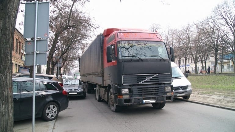 В центре Днепра фура ударила пять машин (ФОТО). Новости Днепра