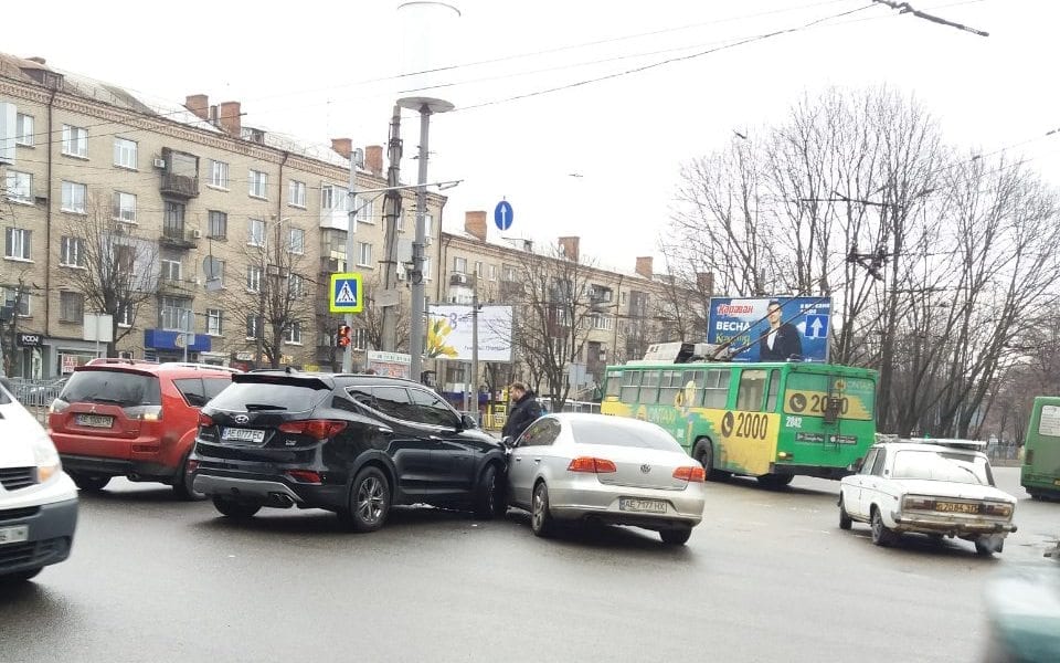 ДТП на оживленном проспекте Днепра: движение затруднено. Новости Днепра