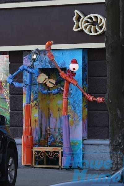 Цветы, гитара и скрипач: на главном проспекте Днепра появились "романтические фонари". Новости Днепра