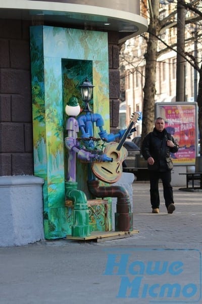 Цветы, гитара и скрипач: на главном проспекте Днепра появились "романтические фонари". Новости Днепра