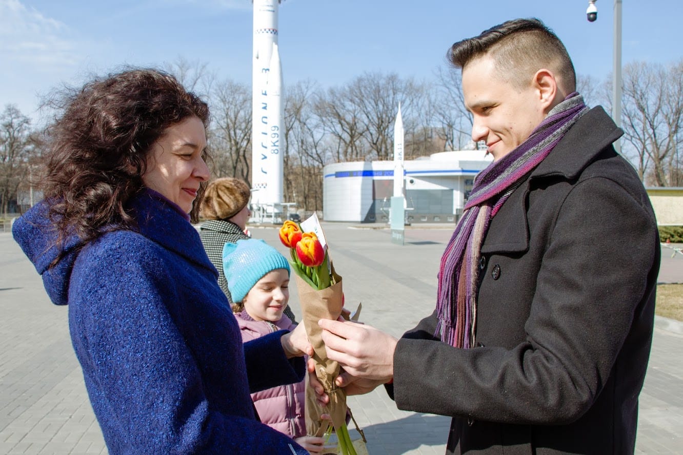 Привітання від мера: 8 березня дніпрянкам дарували квіти на вулиці. Новости Днепра