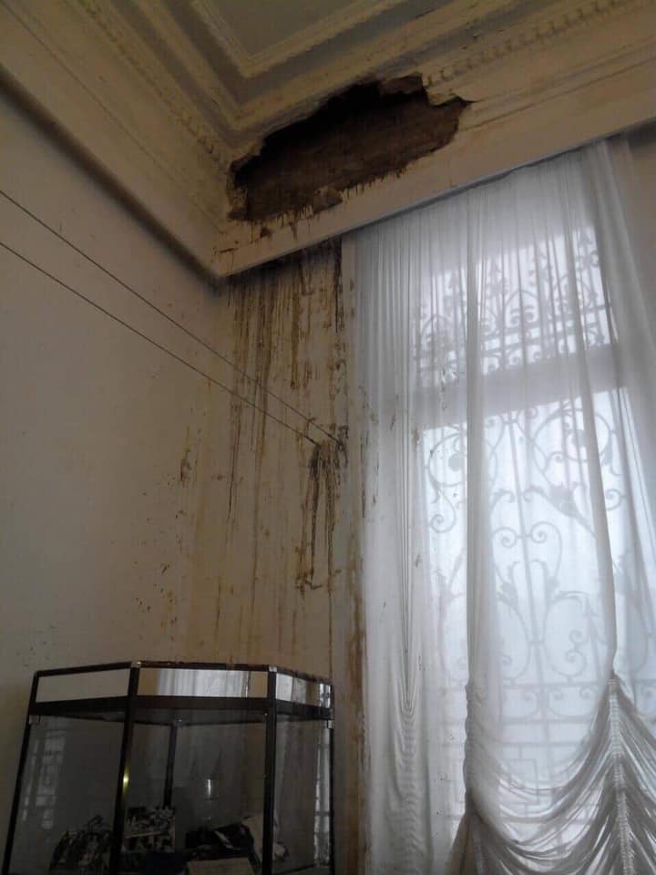Дыра в потолке и текущая крыша: вход в исторический музей Днепра закрывается. Новости Днепра