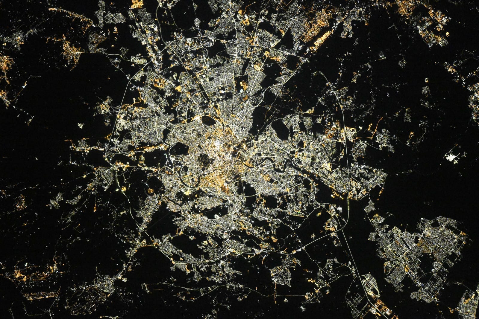 Огни Днепра с Земной орбиты: уникальные фотографии ночных городов мира с борта космической станции. Новости Днепра