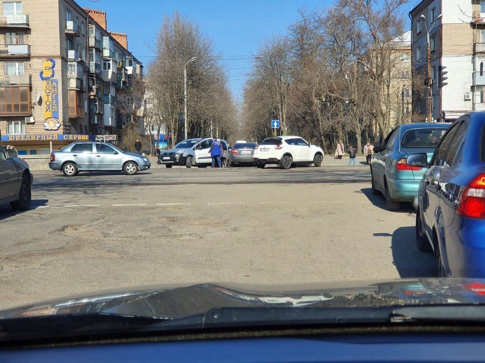 В Днепре внизу ул. Рабочей иномарка напоролась на металлический забор (ФОТО). Новости Днепра