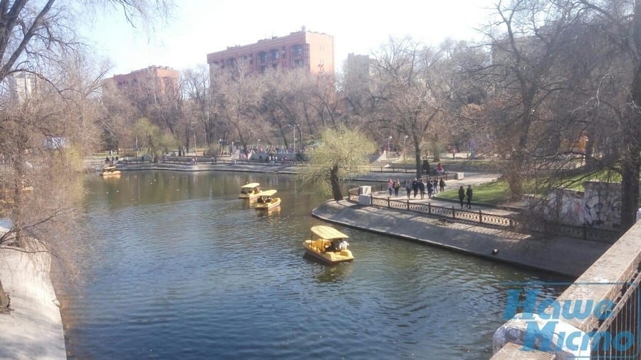 В Днепр пришла весна: катамараны в парке Глобы вышли на воду (фото). Новости Днепра