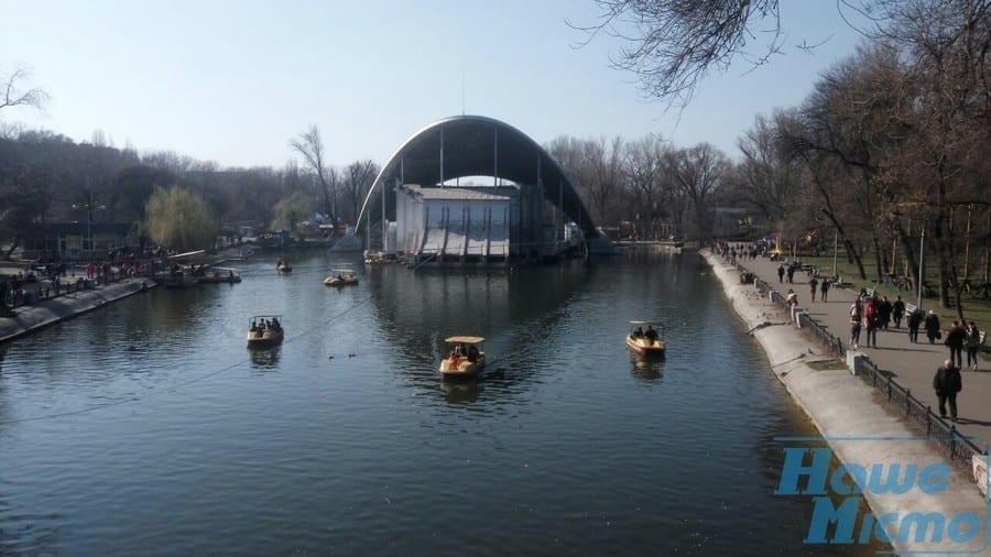 В Днепр пришла весна: катамараны в парке Глобы вышли на воду (фото). Новости Днепра