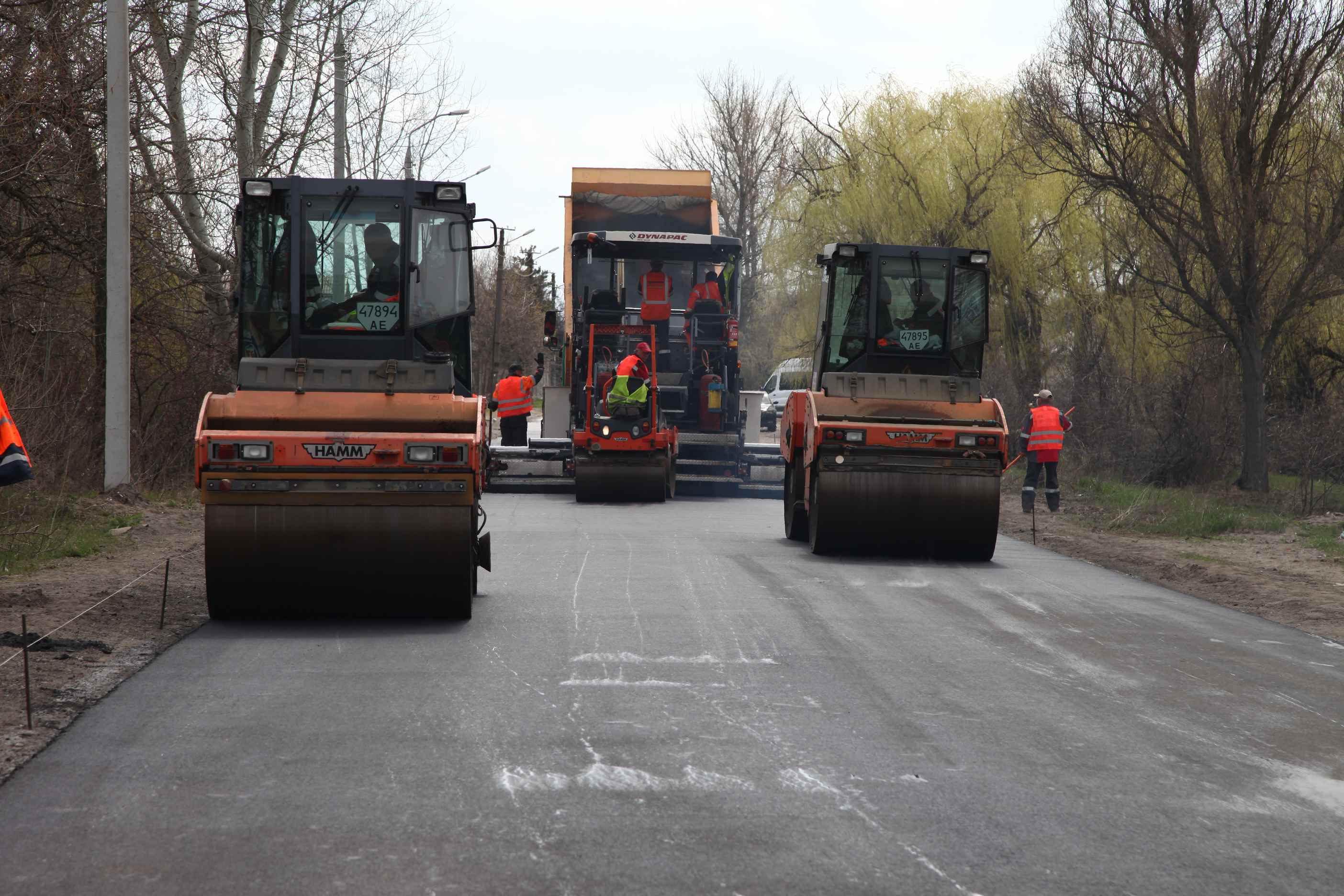 Самый проблемный участок дороги на левом берегу Днепра ремонтируют модифицированным битумом. Новости Днепра