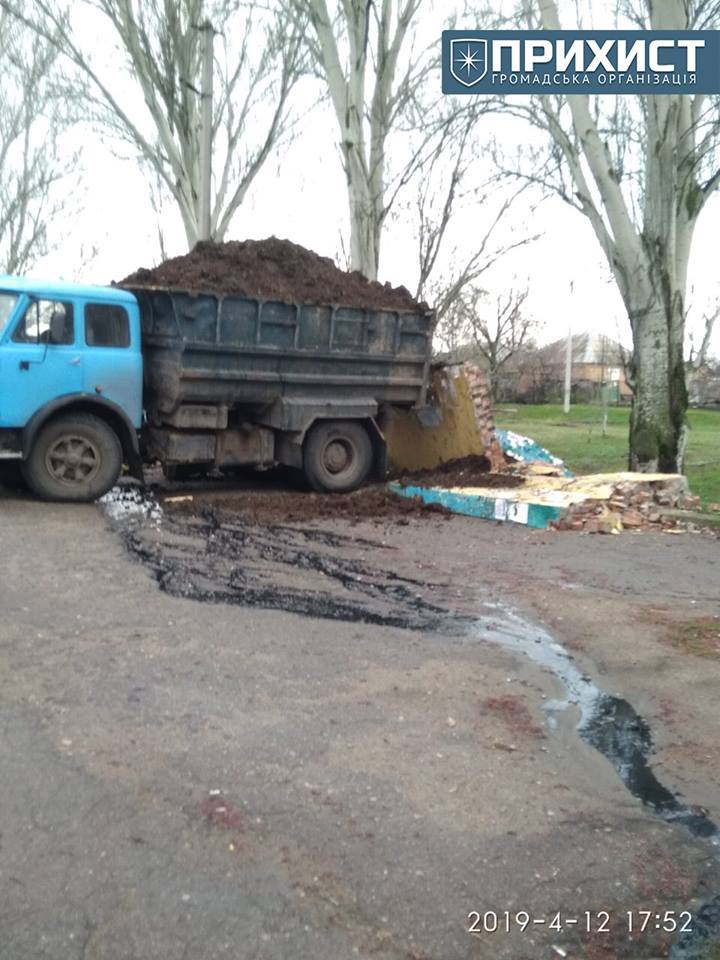 В Днепропетровской области самосвал, груженный навозом, снес автобусную остановку (ФОТО). Новости Днепра