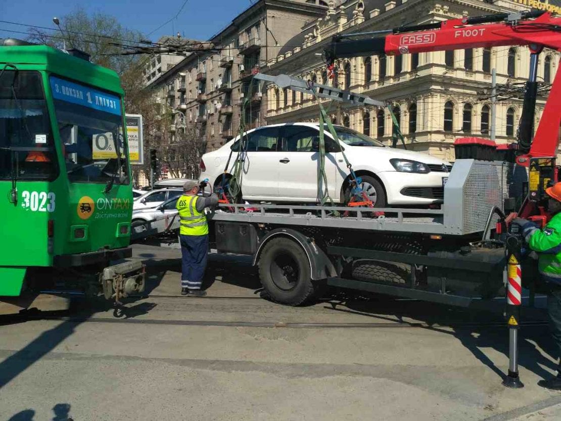 Мгновенная карма: мастера парковки в центре Днепра забрал эвакуатор . Новости Днепра