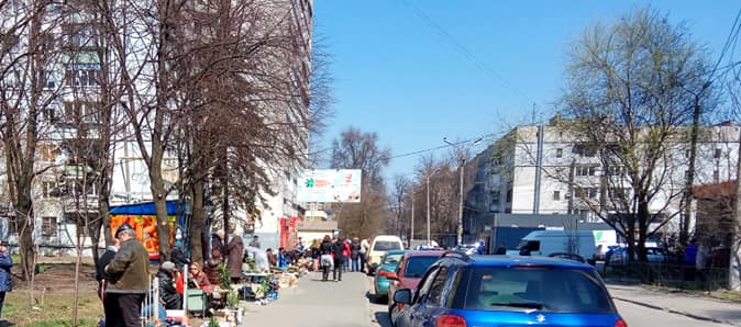 Весеннее обострение стихийной торговли на Новокрымке: было 3 стола, сегодня уже 15 (ФОТО). Новости Днепра